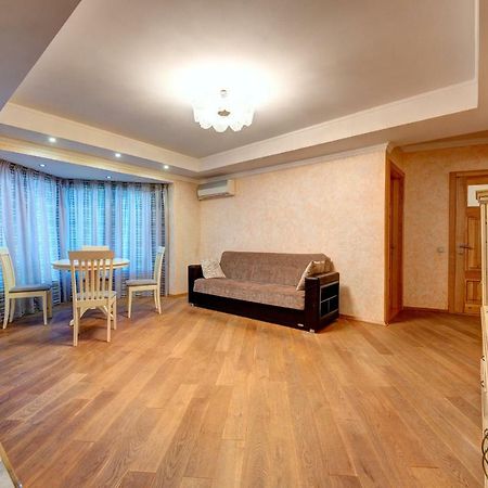 Apartments Near The Shopping Center Gulliver Kyiv Exterior foto