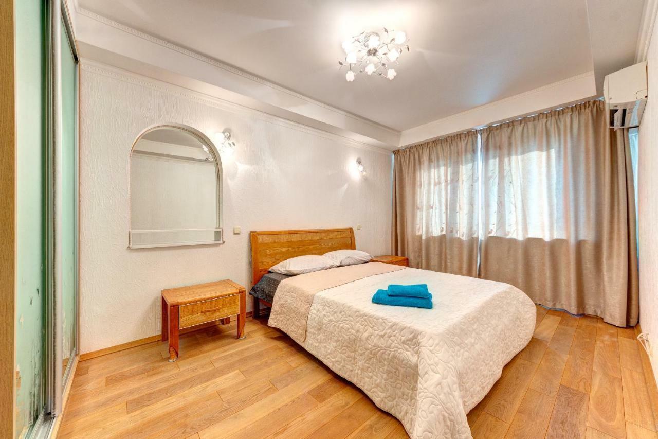 Apartments Near The Shopping Center Gulliver Kyiv Exterior foto