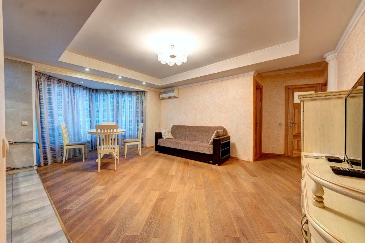 Apartments Near The Shopping Center Gulliver Kyiv Exterior foto