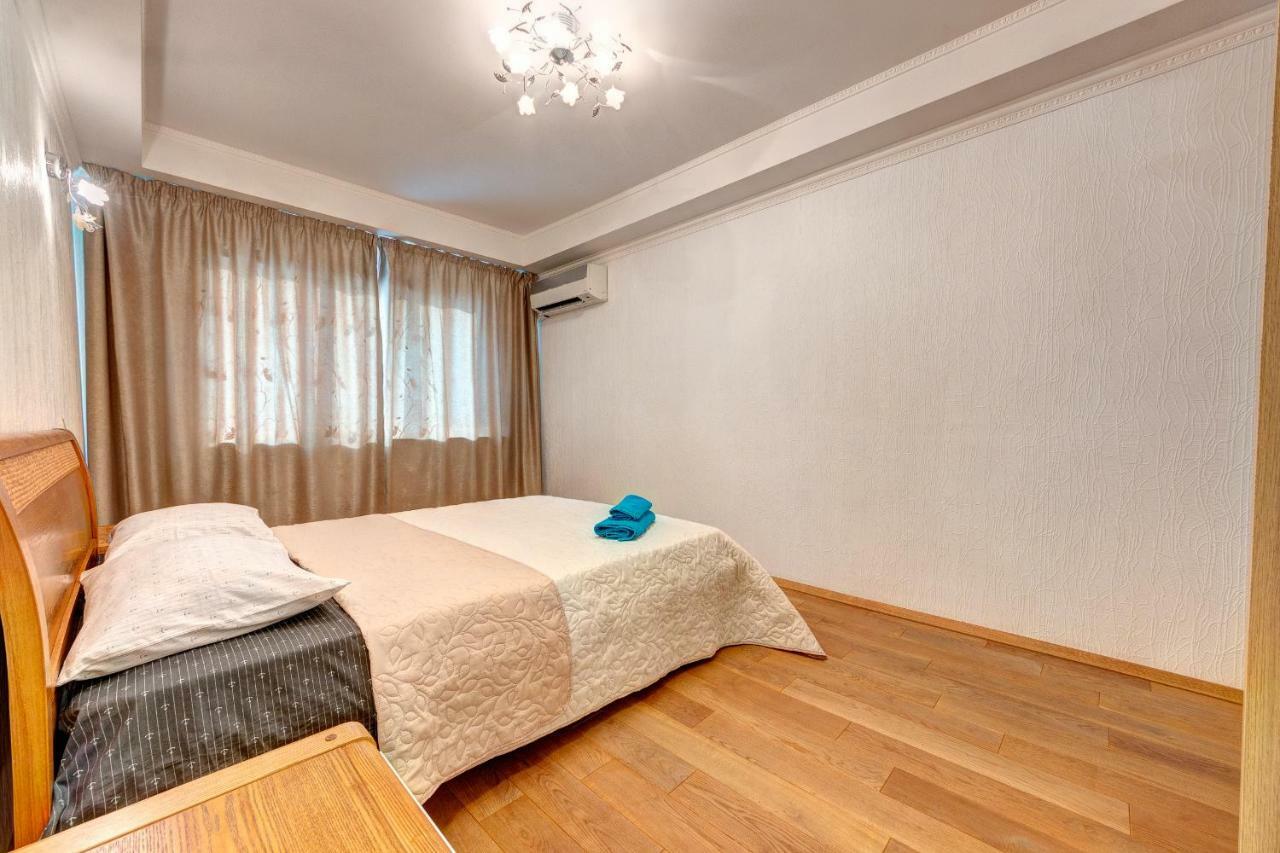 Apartments Near The Shopping Center Gulliver Kyiv Exterior foto